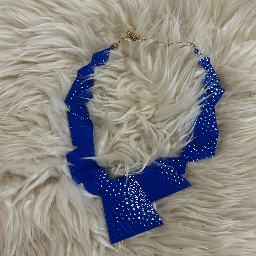 Blue statement necklace with adjustable length